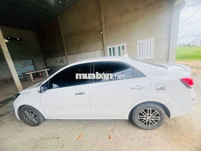 Kia Soluto Trắng Số sàn 5 chỗ