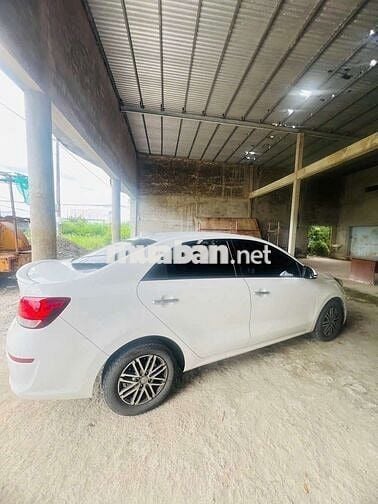 Kia Soluto Trắng Số sàn 5 chỗ