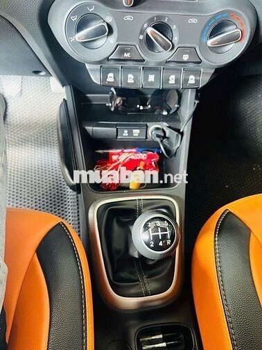 Kia Soluto Trắng Số sàn 5 chỗ