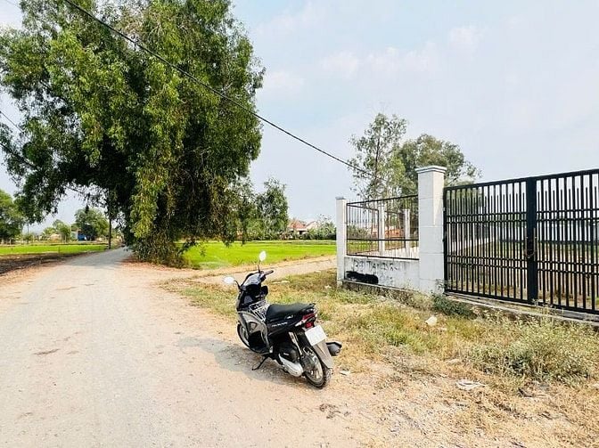 Bán đất tại xã Trung Lập Hạ 1288m2 có 300 ONT. Giá 4 tỷ 500 triệu
