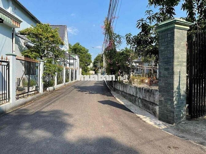 [MIỄN TIẾP ĐĂNG TIN] Bán 700m2 đất sẵn 300m2 thổ cư phường Thới Hoà