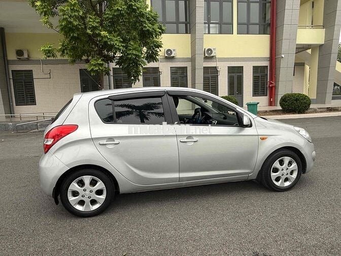 Hyundai i20 Bản full Tự động Bạc