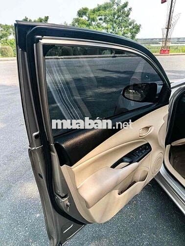 Toyota Vios Số tự động Vàng cát