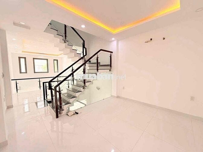 cho thuê nhà Tô Ngọc vân 1 trệt 1 lững 3 lầu 4 phòng ngủ 5wc sân thươn