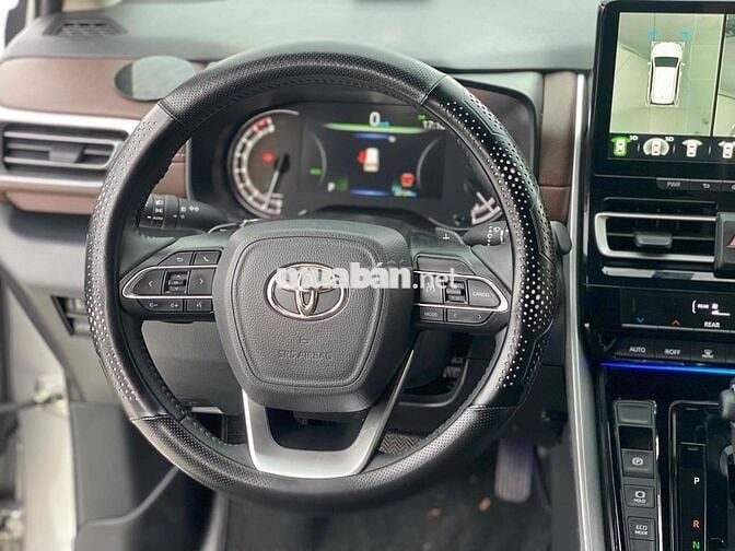 Toyota Innova Cross 2.0V 2024 Bạc 22.000 km