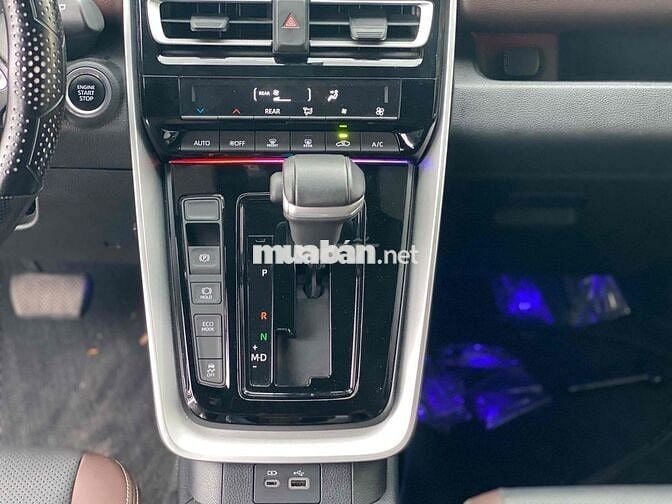 Toyota Innova Cross 2.0V 2024 Bạc 22.000 km