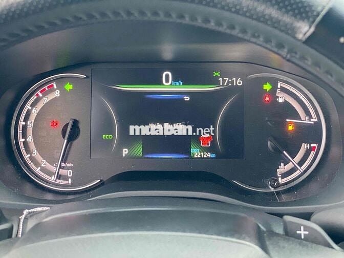 Toyota Innova Cross 2.0V 2024 Bạc 22.000 km