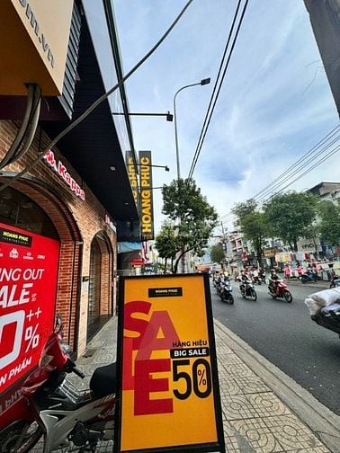 Cho thuê mặt bằng trệt tại 708 CMT8 DT 7.2x23.5m tại Quận Tân Bình