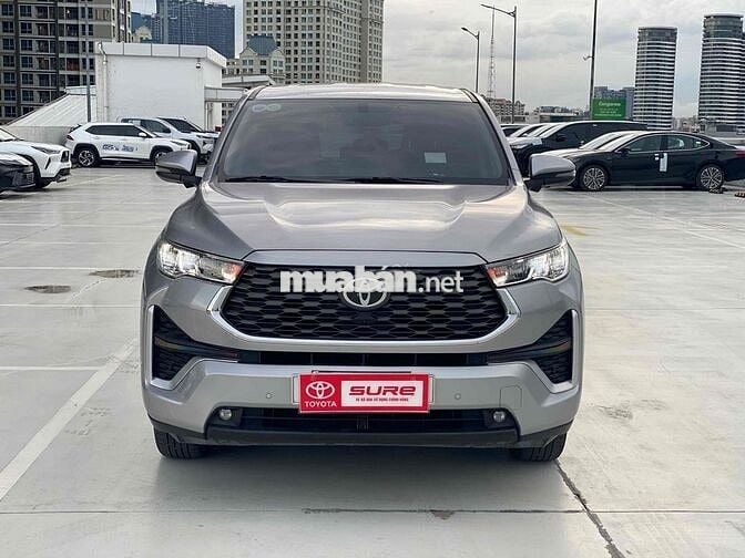 Toyota Innova Cross 2.0V 2024 Bạc 22.000 km
