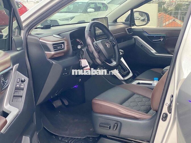 Toyota Innova Cross 2.0V 2024 Bạc 22.000 km