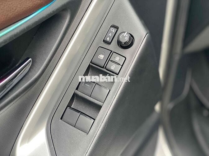 Toyota Innova Cross 2.0V 2024 Bạc 22.000 km