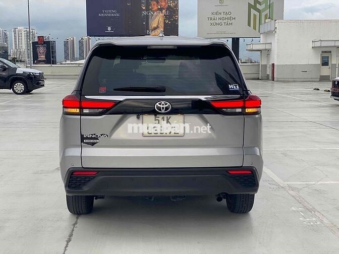 Toyota Innova Cross 2.0V 2024 Bạc 22.000 km