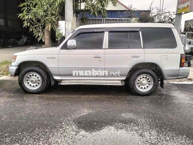 Mitsubishi Pajero 7 chỗ Xăng Trắng