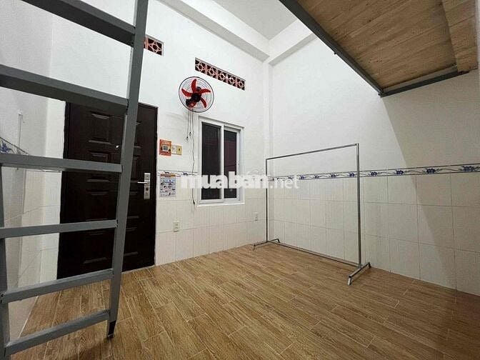 Chính chủ cho thuê phòng gác lửng cao 1m6 gần TDTU có cửa sổ trời