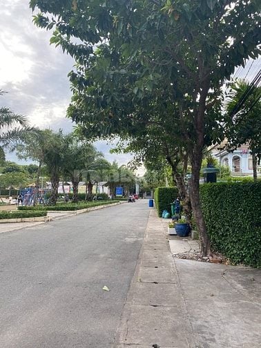 Bán nhà 1 trệt 2 lầu mặt tiền kinh doanh trung tâm Thủ Dầu Một, 10x12m