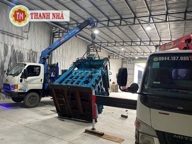 Dịch Vụ Cho Thuê Xe Nâng Nâng Hạ Thiết Bị Trong Nhà Máy