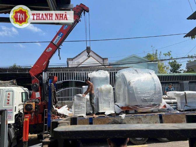 Dịch Vụ Cho Thuê Xe Nâng Nâng Hạ Thiết Bị Trong Nhà Máy