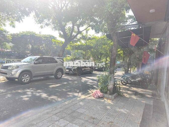 Cho thuê nhà 2 tầng MT 72 Yên Khê, Đà Nẵng sát biển