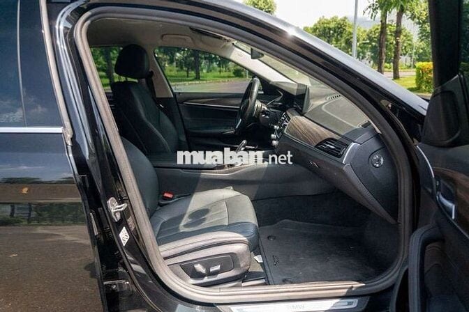 BMW 520i Luxury Line 2022 Black Edition cực đẹp
