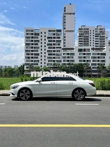 Mercedes-Benz CLA 200 Trắng 5 chỗ