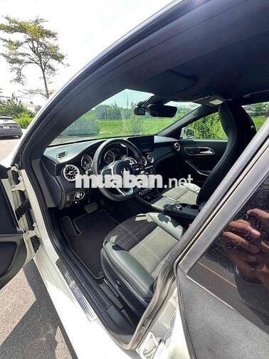 Mercedes-Benz CLA 200 Trắng 5 chỗ