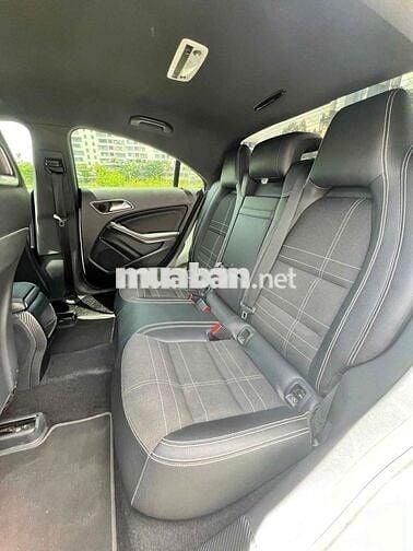 Mercedes-Benz CLA 200 Trắng 5 chỗ