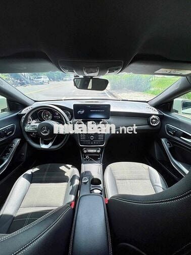 Mercedes-Benz CLA 200 Trắng 5 chỗ