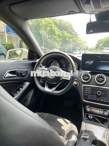 Mercedes-Benz CLA 200 Trắng 5 chỗ
