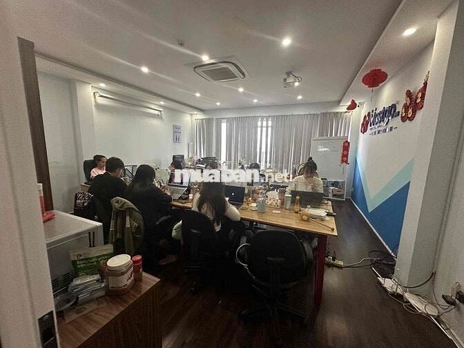 Cho thuê VP Điện Biên Phủ 100m2 ngăn sẵn phòng ban công view LM81