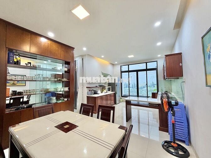 BIỆT THỰ SÂN VƯỜN GIỮA LÒNG THÀNH PHỐ - 5 PHÒNG NGỦ - FULL NỘI THẤT