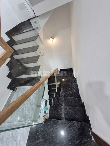 Bán nhà 647/34 Lạc Long Quân , phường Bảy Hiền