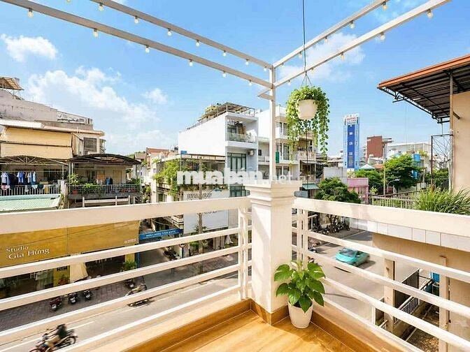 STUDIO BAN CÔNG - NHÀ MỚI - QUA ĐH VĂN LANG 5P ĐI XE
