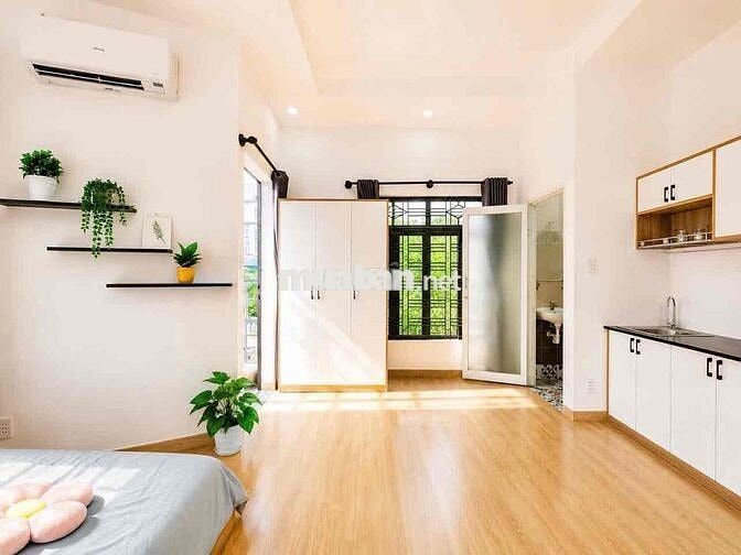 STUDIO BAN CÔNG - NHÀ MỚI - QUA ĐH VĂN LANG 5P ĐI XE