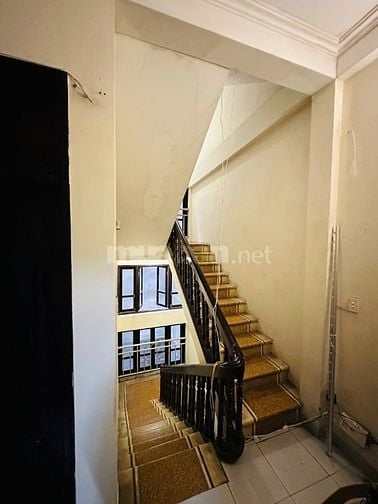 Cho thuê phòng tầng 3 nhà riêng 70m2 tại Nguyễn Khang.