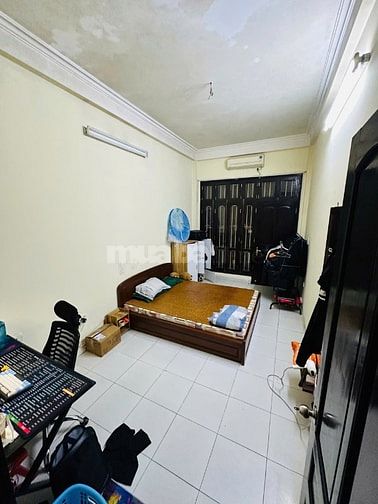 Cho thuê phòng tầng 3 nhà riêng 70m2 tại Nguyễn Khang.