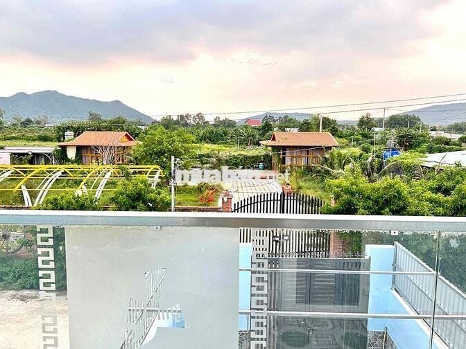Cho thuê nhà nguyên căn 150m mới xây, gần biển gần núi