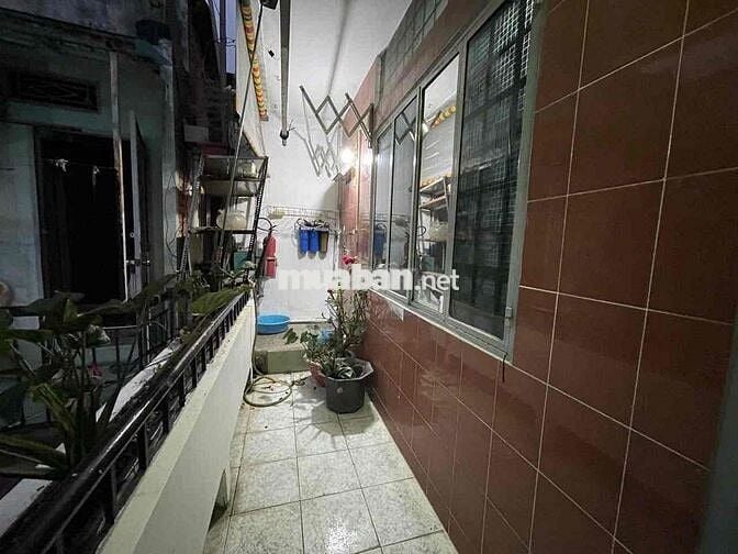 Bán nhà hẻm nhỏ có sân chung, phù hợp gia đình nhỏ.