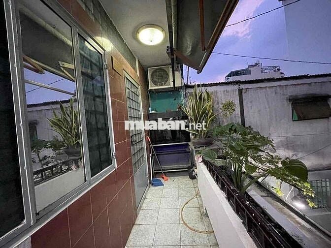 Bán nhà hẻm nhỏ có sân chung, phù hợp gia đình nhỏ.