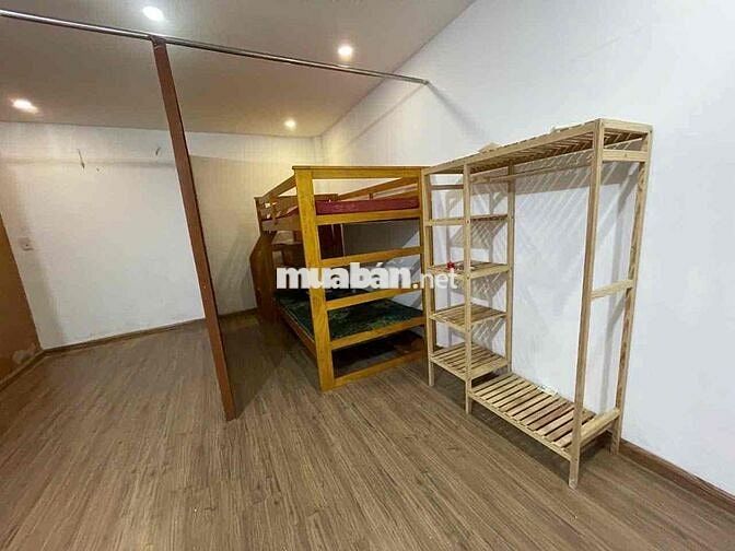 Bán nhà hẻm nhỏ có sân chung, phù hợp gia đình nhỏ.