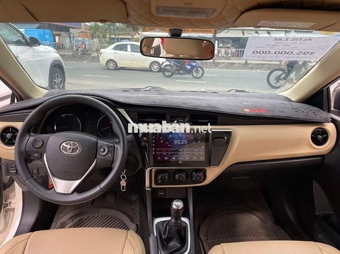Toyota Corolla Altis 1.8E Trắng 51.000 km Số sàn