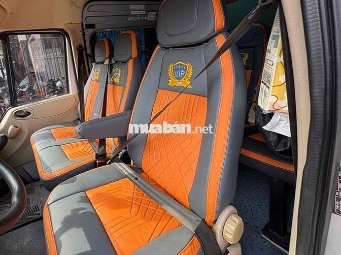Ford Transit 6 chỗ Bạc