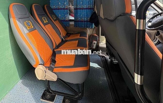 Ford Transit 6 chỗ Bạc