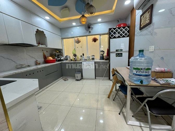 BĐS dòng tiền, DT 4x17m, CN 70m2, HXH sát mặt tiền Phạm Văn Đồng