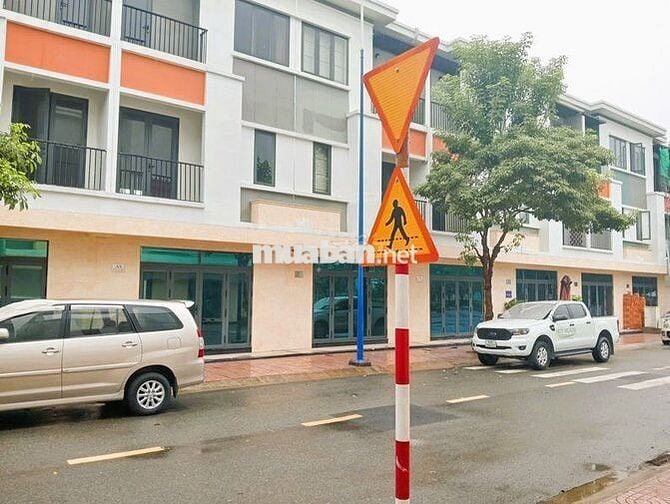 GIÁ THẬT- 3 TỶ -3 TẦNG- SỔ HOÀN CÔNG - BẢO VỆ 24/7- CÔNG VIÊN RIÊNG