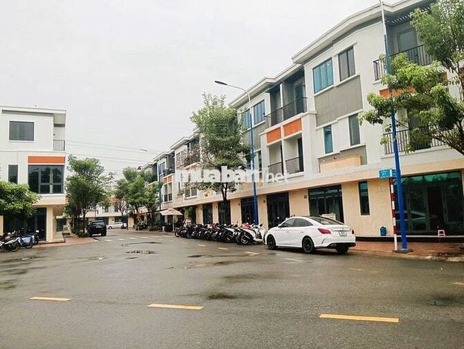 GIÁ THẬT- 3 TỶ -3 TẦNG- SỔ HOÀN CÔNG - BẢO VỆ 24/7- CÔNG VIÊN RIÊNG