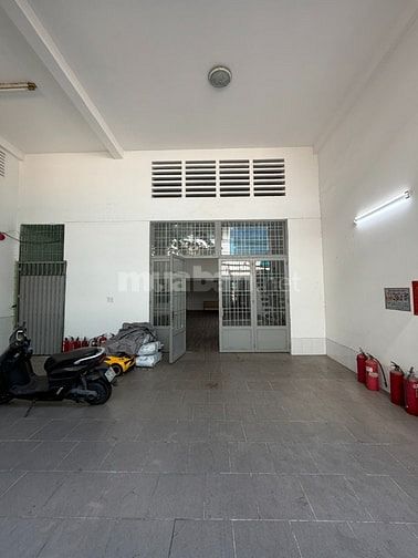 Cho Thuê Nhà Đường D52, P.12, Q.Tân Bình, DT: 10x30m, 3 lầu