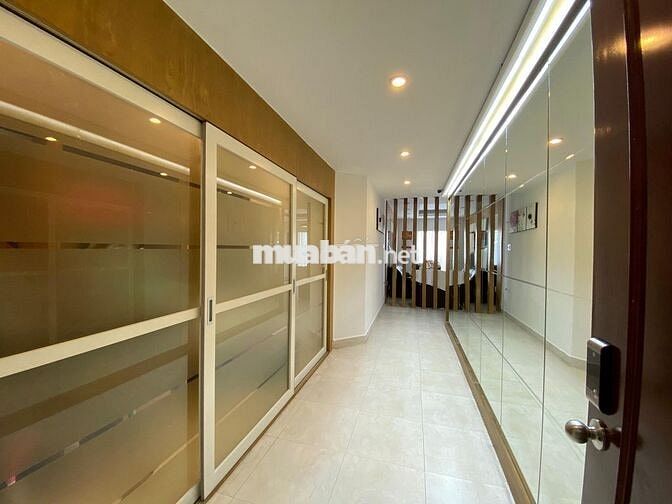 Bán căn hộ Hùng Vương Plaza, có suất oto , 130m2 , SHCC