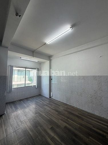 Cho Thuê Nhà Đường D52, P.12, Q.Tân Bình, DT: 10x30m, 3 lầu