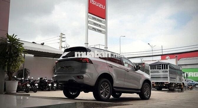 Isuzu Mux B7 plus 2025 Bạc