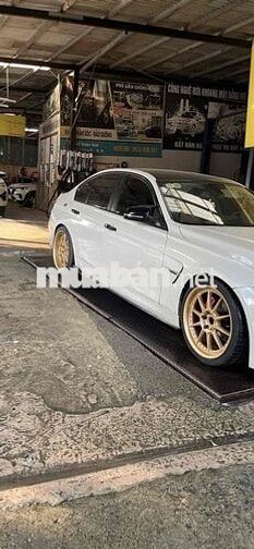 *** 2 nhân viên rửa và chăm sóc xe ô tô